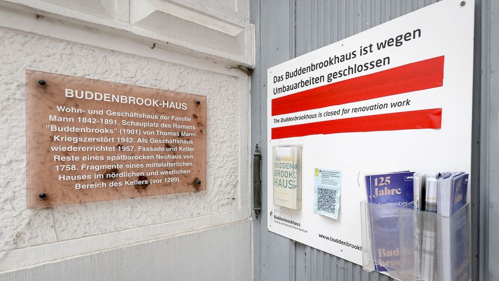 Ein Schild am geschlossenen Buddenbrookhaus in der Lübecker Altstadt weist auf die Umbauarbeiten hin. Foto: Christian Charisius/dpa