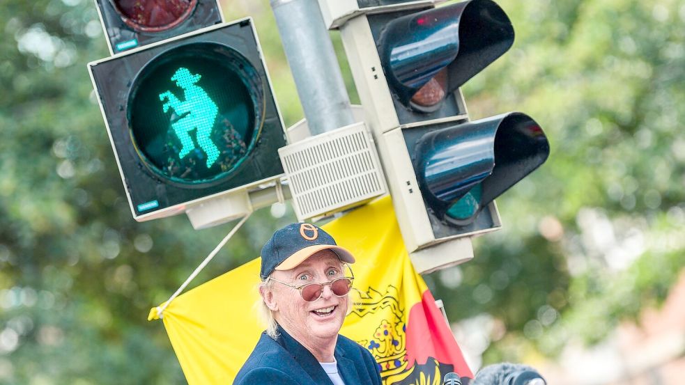 An Ampeln in Emden ist der hüpfende Komiker Otto mit wehenden Haaren zu sehen. (Archivbild) Foto: Mohssen Assanimoghaddam/dpa