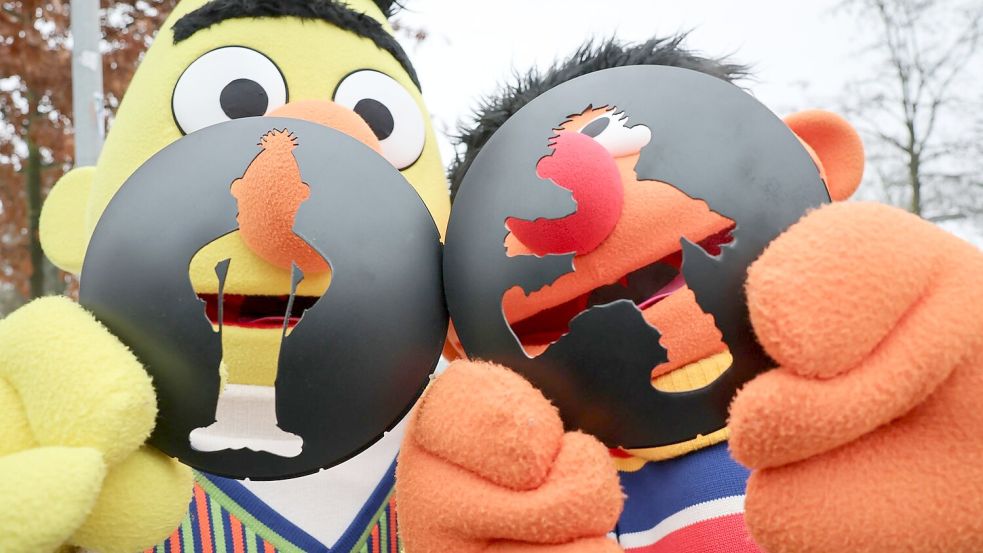 Ernie und Bert sind selbst gekommen, um in Hamburg ihre Ampel einzuweihen. (Archivbild) Foto: Christian Charisius/dpa