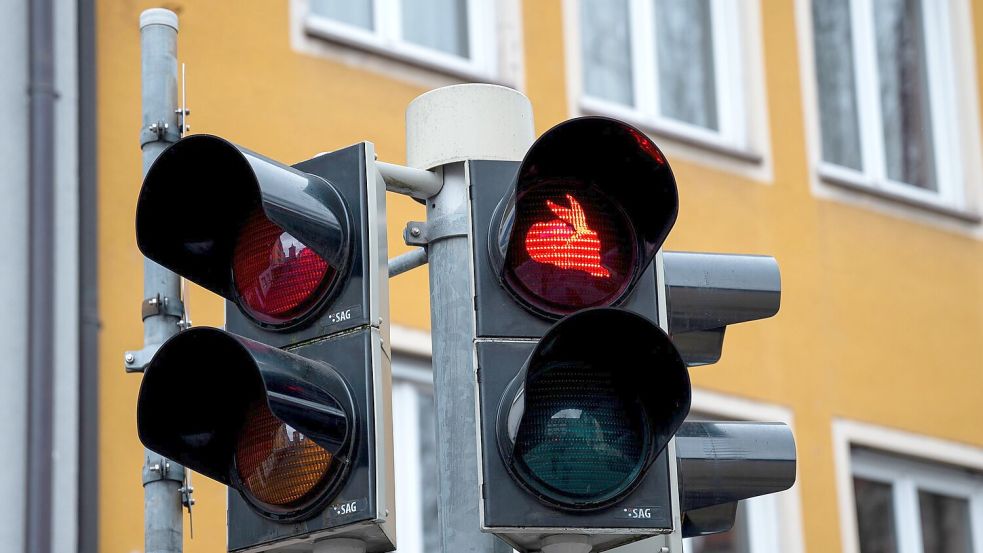 In Nürnberg zeigt die Ampel nach Albrecht Dürers Vorbild einen sitzenden (Rot) und einen springenden Feldhasen (Grün). (Archivbild) Foto: Daniel Vogl/dpa