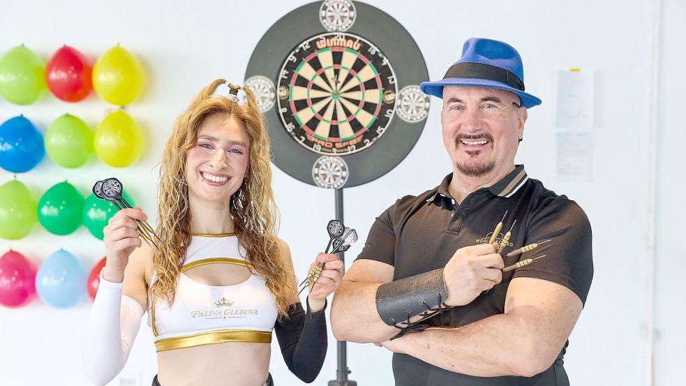 Palina Glebova und ihr Coach Joe Alexander, mit dem sie die kuriosen Disziplinen trainiert.  Foto: Georg Wendt/dpa