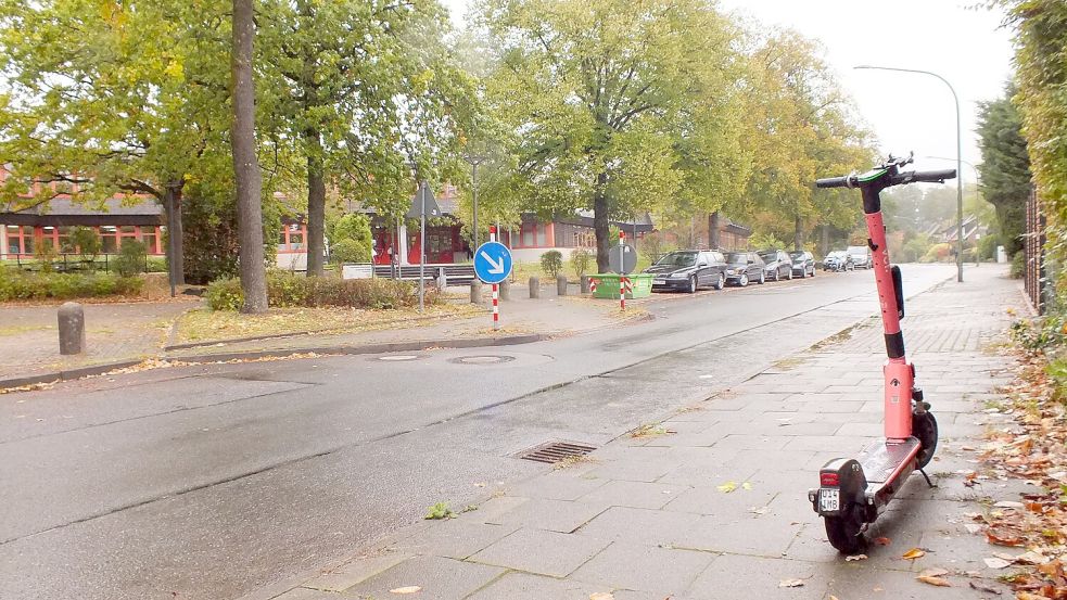 In der Windthorststraße wird zu schnell gefahren – gerade im Bereich der Schulen wie hier der Gesamtschule Schinkel gefährlich. Außerdem sorgen ungünstig abgestellte E-Scooter für Unmut. Foto: Anke Herbers-Gehrs