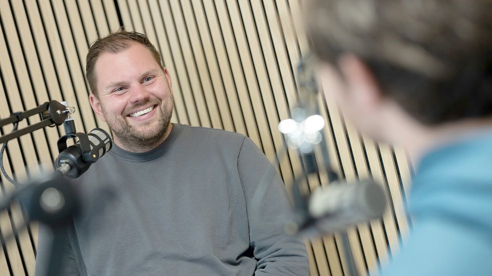 Schausteller Dennis Eden spricht im Podcast mit Redakteur Jonas Bothe über verschiedene Themen beim Gallimarkt. Foto: Klaus Ortgies
