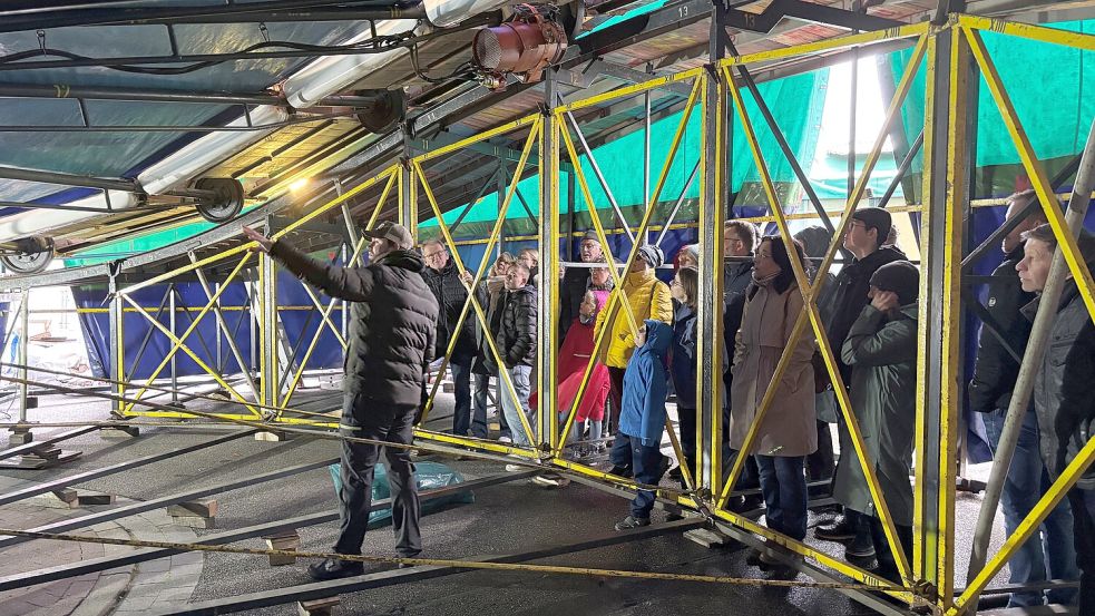 Da kommt sonst kein Herbstmarktbesucher hin: Auf der Backstage-Tour führte Schausteller Ralf Langenscheidt die Teilnehmer unter sein Fahrgeschäft „Hot Snow“. Foto: Udo Hippen