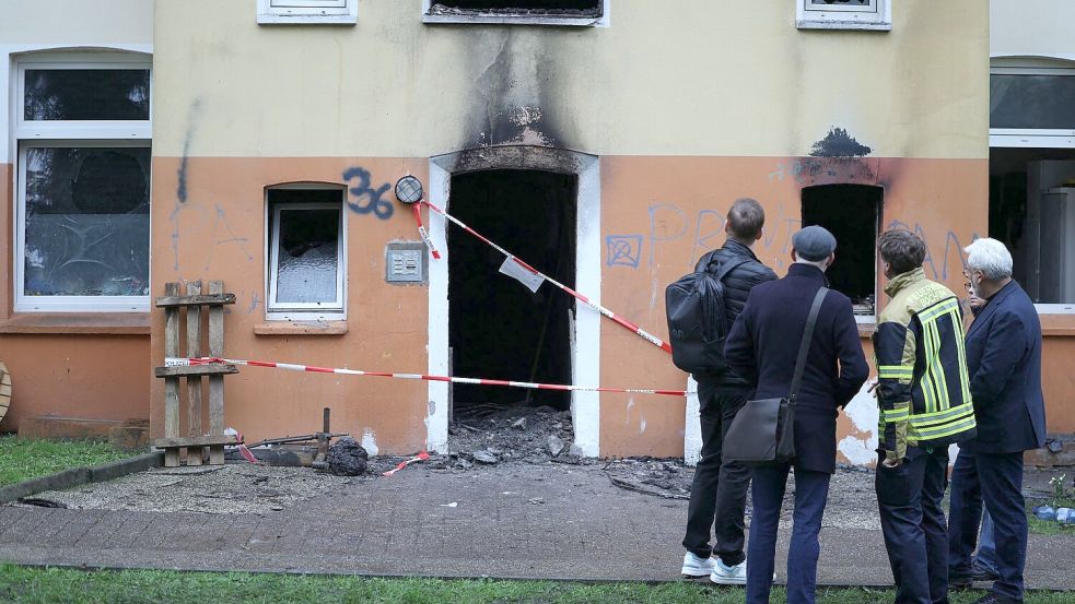 Das stark beschädigte Mehrfamilienhaus nach dem Feuer in Bochum Foto: Christoph Reichwein/dpa