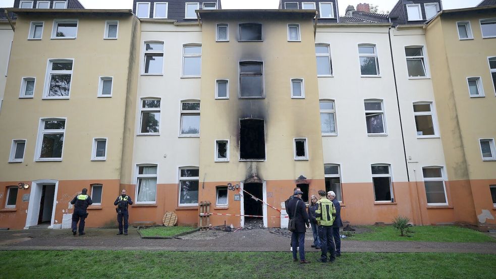 Das Haus nach dem Brand in Bochum. Es ist unbewohnbar - die Treppe wurde völlig zerstört. Foto: Christoph Reichwein/dpa