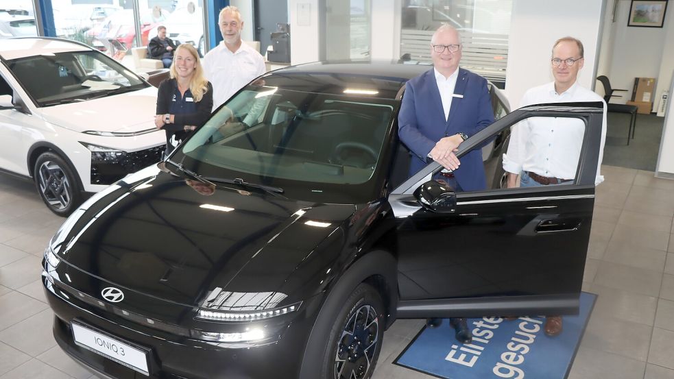 Der neue IONIQ 3 ist am 17. und 18. Oktober bei Janssen Automobile in Westerholt, Aurich und Heidmühle zu sehen. Hier präsentiert das Auricher Hyundai-Team das neue Modell. Foto: Axel Wittich