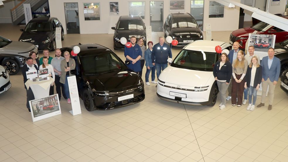 Das Hyundai-Team von Janssen Automobile in Westerholt freut sich auf viele Besucher, die sich für den neuen IONIQ 3 interessieren.