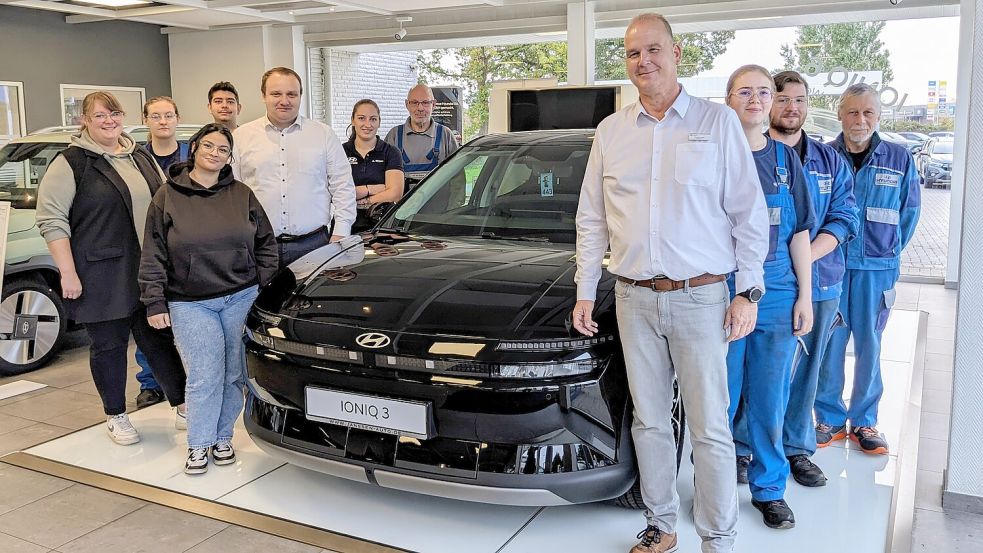 Bei Janssen Automobile in Heidmühle freut man sich auf viele interessierte Besucher zur Premiere des Hyundai IONIQ 3 an diesem Wochenende. Auf dem Foto ein Teil des Heidmühler Teams mit den beiden Automobilverkäufern Marcel Dormann (5.v.l.) und Thomas Jacobs (4.v.r.) sowie Werkstattleiterin Antonia Meyer (6.v.l.). Foto: Privat