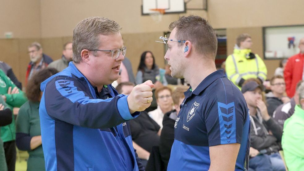 Zum Auftakt der Luftpistolenschützen in der Bundesliga Nord konnte Teamsprecher Andreas Slink (links) nur aus der Ferne während seines Urlaubs die Daumen drücken. Seine Aufgabe übernahm Dennis Grünhoff (rechts). Foto: Wilfried Gronewold