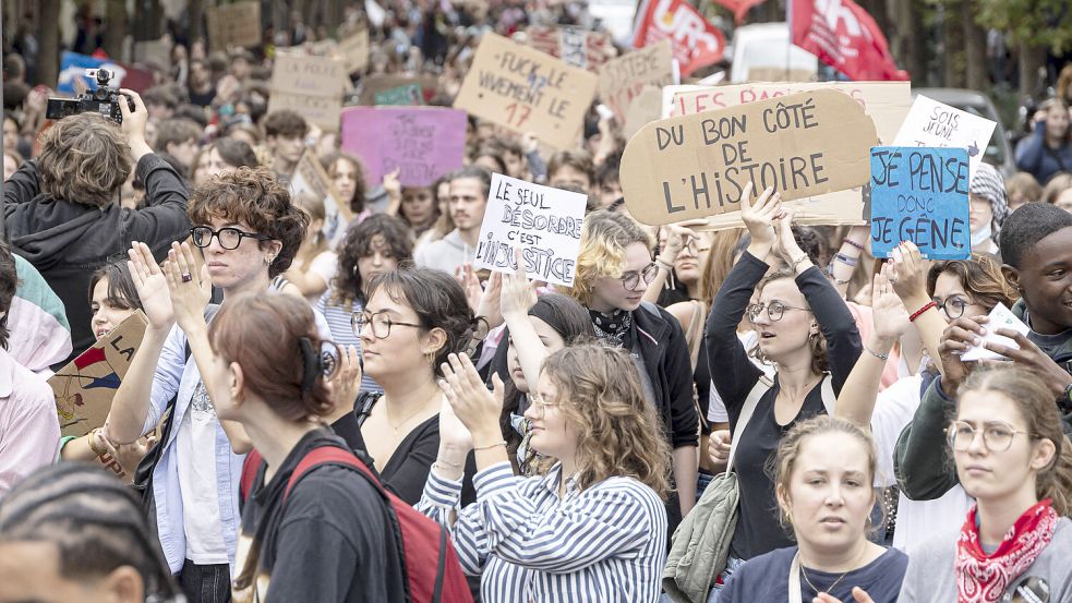 Zahlreiche französische Schüler, hier in Lille, gehen auf die Straße, um auf die Mängel im Bildungssystem aufmerksam zu machen. Foto: IMAGO/Courdji Sebastien/ABACA