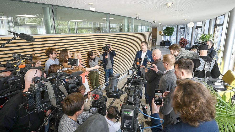 Das Medieninteresse im Landtag in Magdeburg ist groß.  Foto: Heiko Rebsch/dpa