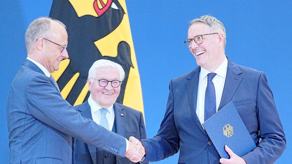Lachende Gesichter gab es bei der Ernennung von Alexander Schweitzer (rechts).  Foto: Michael Kappeler/dpa