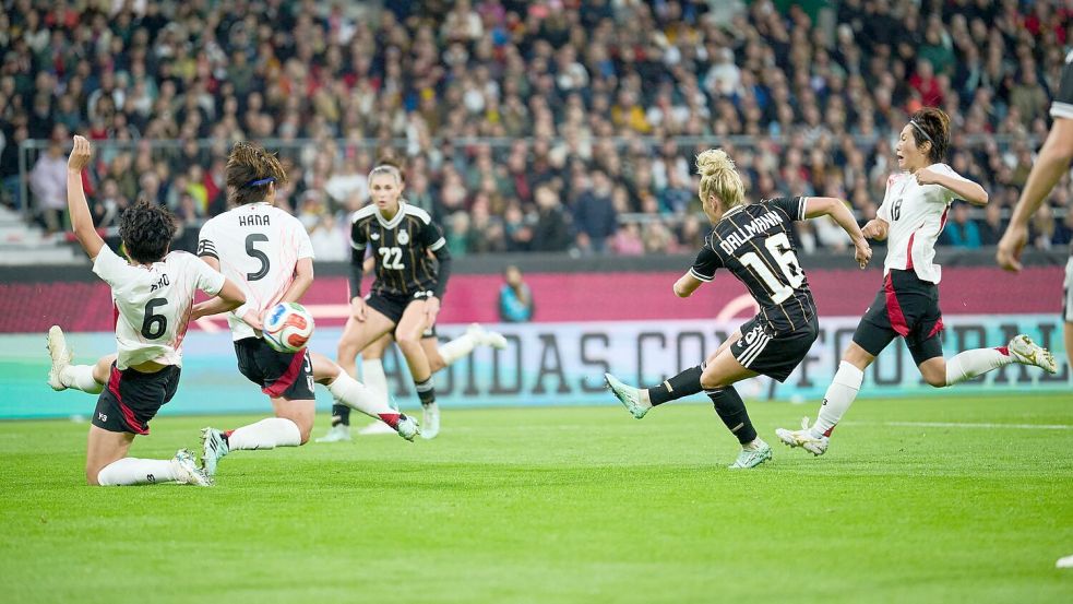 Satt getroffen: Linda Dallmann (r) erzielt das 1:1. Foto: Sebastian Christoph Gollnow/dpa