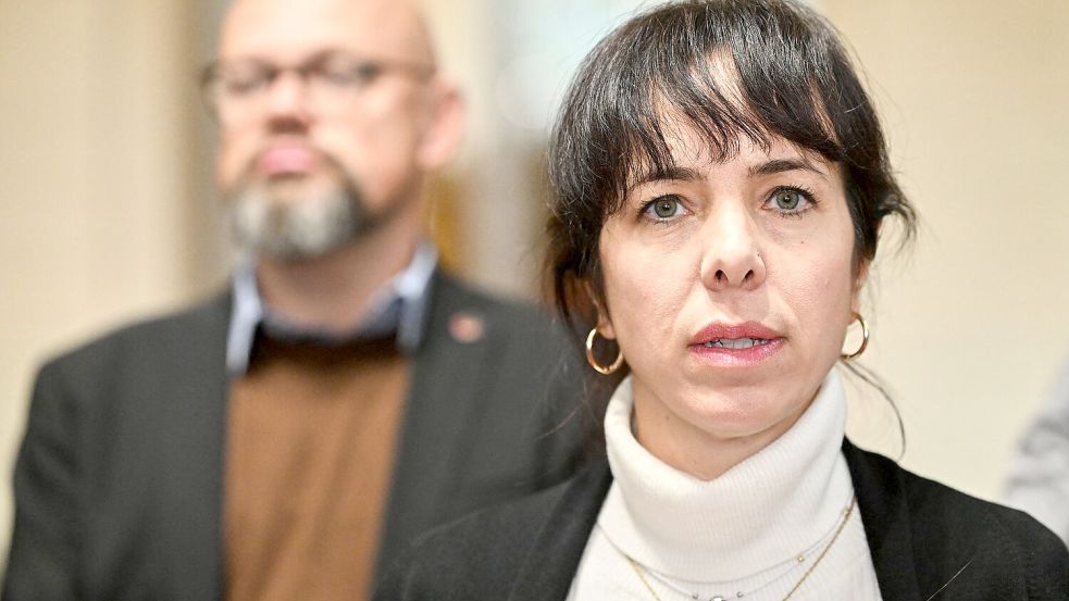 Die Linke-Co-Fraktionsvorsitzende Elif Eralp will in Berlin Regierende Bürgermeisterin werden, im Hintergrund steht der zweite Fraktionsvorsitzende Tobias Schulze. Foto: Soeren Stache/dpa