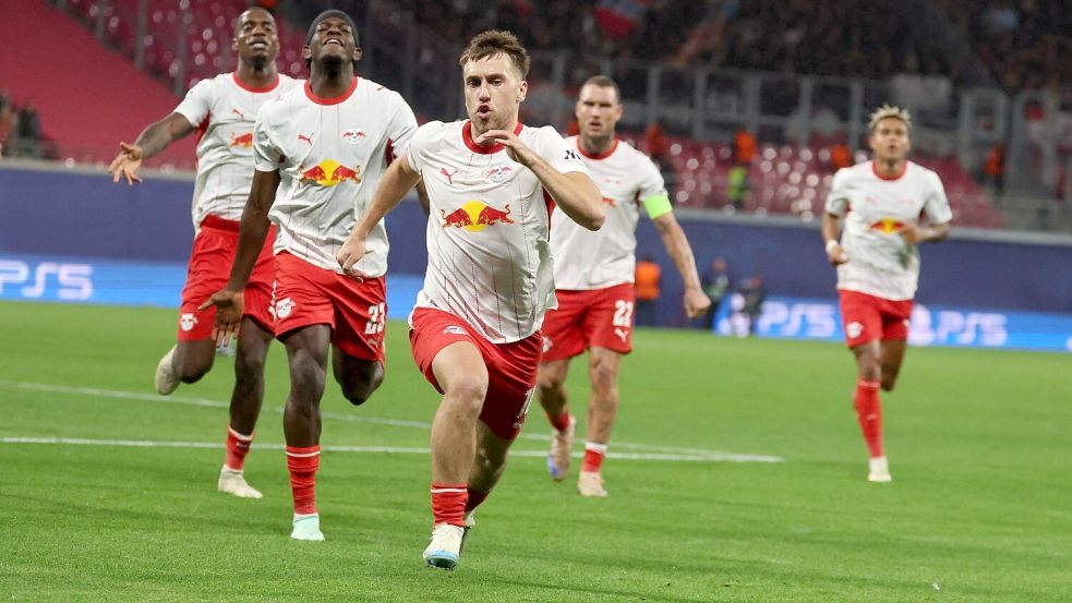 Brajan Gruda von RB Leipzig (M.) jubelt mit seinen Teamkollegen nach dem Treffer zum 1:0. Foto: Jan Woitas/dpa