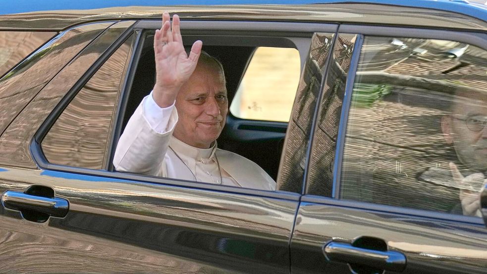 Aus seinem Auto heraus winkte Leo den Wartenden zu. Foto: Andrew Medichini/AP/dpa