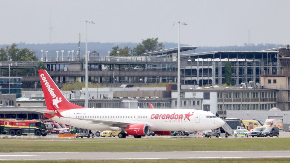 Aus diesem Flugzeug der türkischen Airline Corendon wurde der Notfallcode „7500“ gesendet. (Archivbild)  Foto: Daniel Löb/dpa