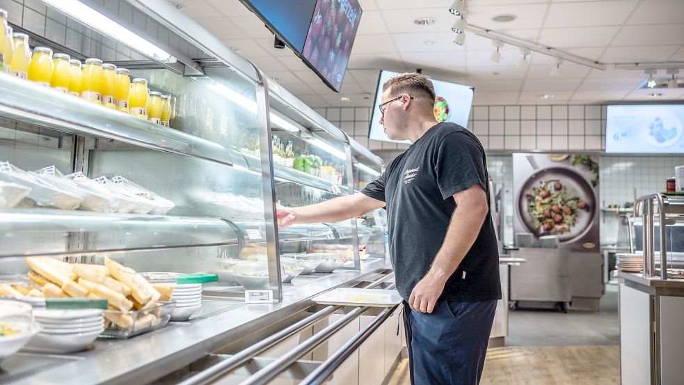 Auch mit niedrigen Preisen und Aktionen in seinen Restaurants versucht Ikea, bei Kunden zu punkten. Foto: Christian Knieps/dpa