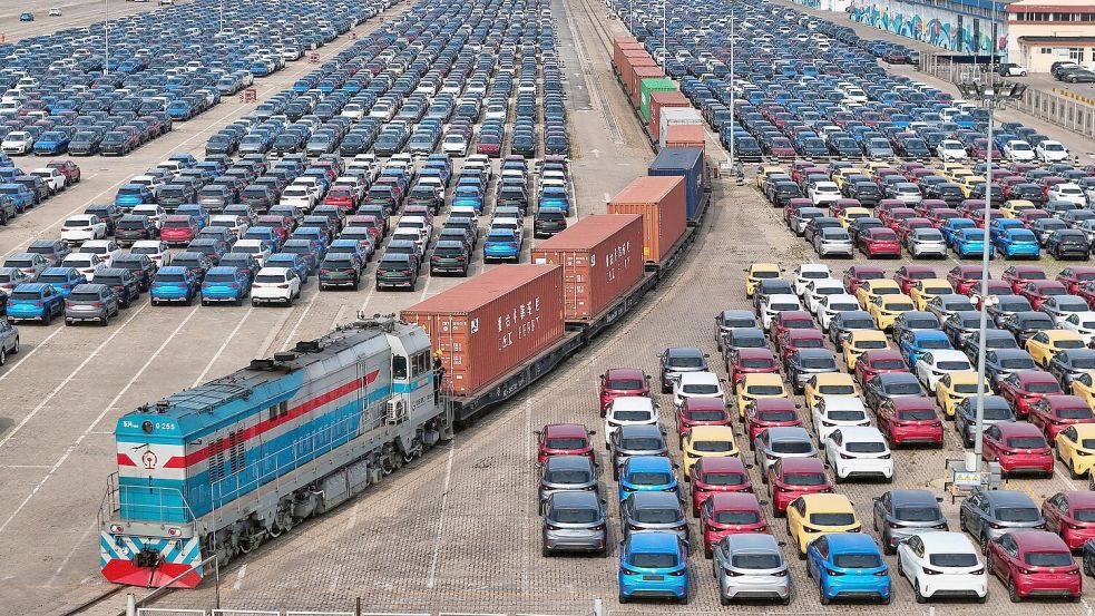 Der Autoabsatz in China sinkt, weshalb viele Fahrzeuge in den Export gehen. (Symbolbild) Foto: Uncredited/CHINATOPIX/AP/dpa