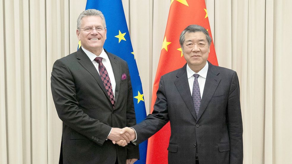 EU-Handelskommissar Sefcovic (l) hatte in China Gespräche geführt. (Archivbild) Foto: Tian Yu/XinHua/dpa