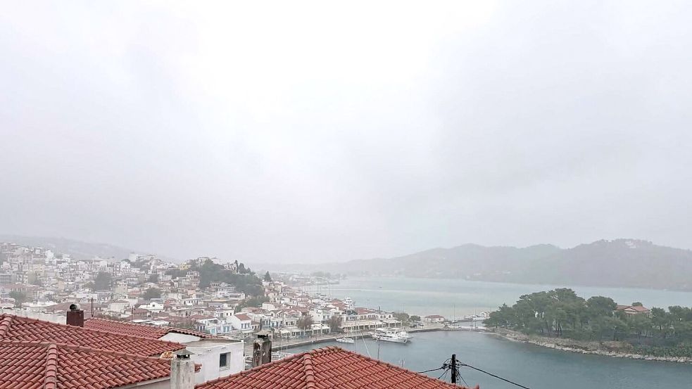 Auf der Urlaubsinsel Skiathos fiel wegen des Unwetters der Strom aus. (Archivbild) Foto: Diane Gore/dpa