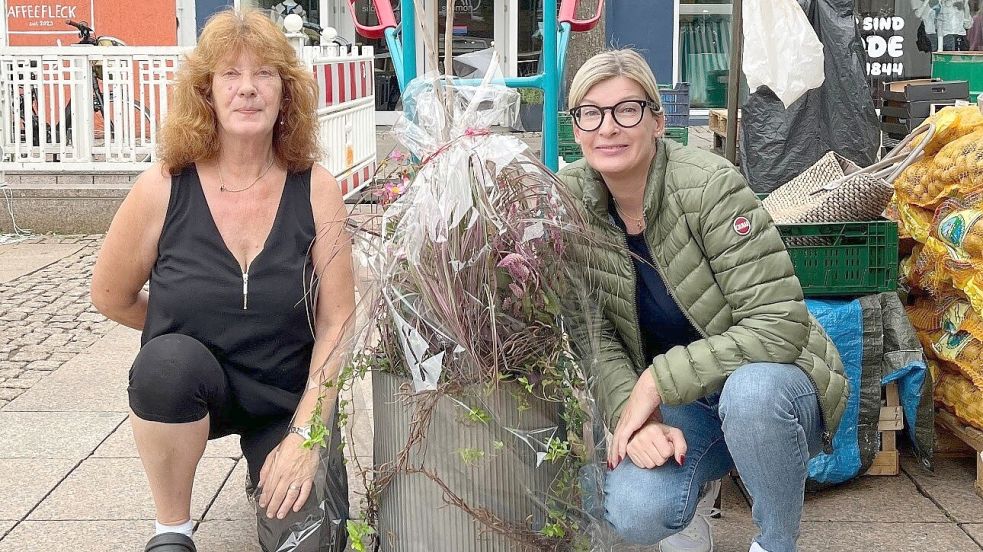 Gemüsestandhändlerin Harmke Janssen (links) und Marina Willms-Bürger zusammen auf dem Auricher Wochenmarkt. Foto: Privat
