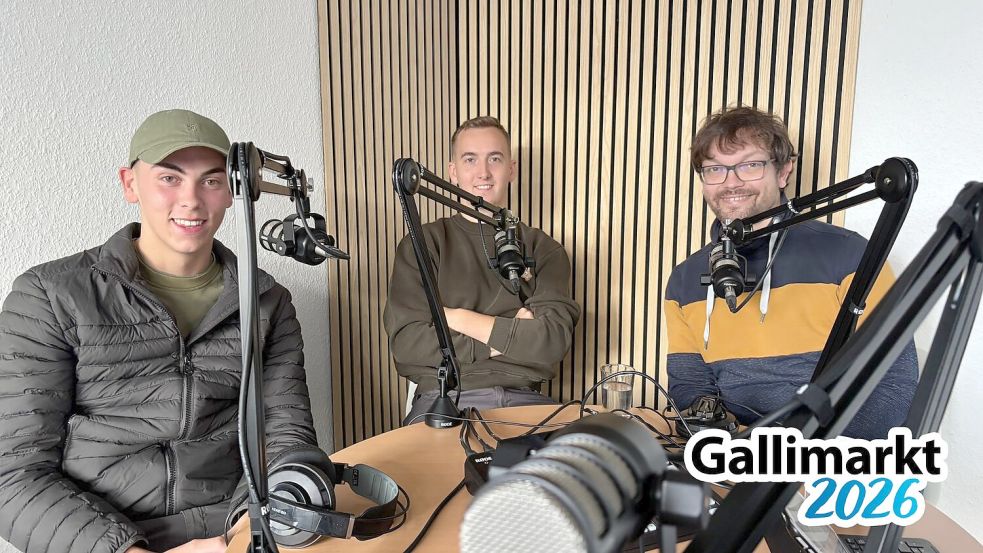 Die Jungschausteller Sascha Heine (von links) und Sam Wilken sprechen mit Redakteur Jonas Bothe darüber, wie es ist, auf Volksfesten großzuwerden und immer wieder an anderen Schulen unterrichtet zu werden. Foto: Marieke Hooten