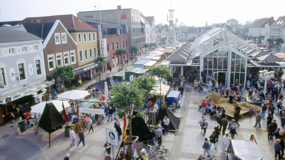 Wer kann sich noch erinnern? Auricher Erntefest in den 1990er-Jahren: Damals war die Markthalle mit filigraner Optik noch ein Brauhaus und auf der linke Seite des Fotos ist die legendäre Drogerie Niess zu erkennen. Foto: Archiv Dunkmann