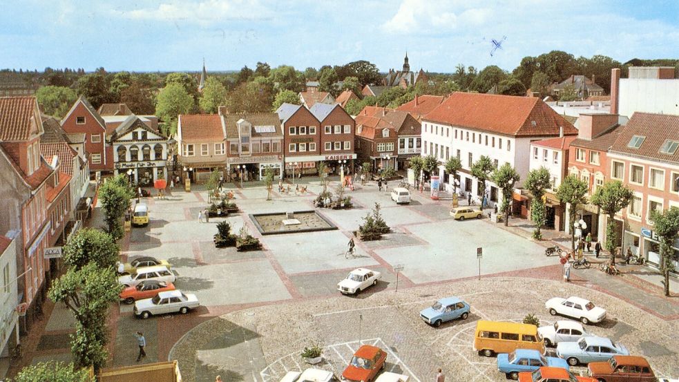 Auricher Stadt-Romantik: Dieser Marktplatz mit dem legendären Springbrunnen bleibt vielen Bürgern fest in Erinnerung. Im Hintergrund ist der Lebensmittelmarkt „Kaiser's Kaffeegeschäft“ zu erkennen. Foto: Archiv Dunkmann