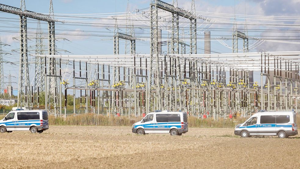 Nahe dem Kraftwerk Weisweiler wurde ein Verdächtiger im Zusammenhang mit Sabotage-Aktionen auf Stromanlagen festgenommen. (Archivbild) Foto: Thomas Banneyer/dpa