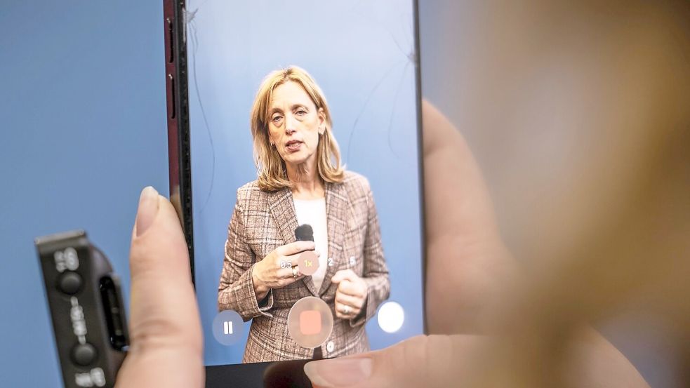 Familienministerin Karin Prien rechnet damit, dass im kommenden Jahr eine EU-weite Regelung zur Beschränkung von Social Media für Kinder und Jugendliche kommen wird. Parallel dazu sollen in Deutschland bereits Gesetze in diese Richtung geändert werden. Foto: Michael Kappeler/dpa