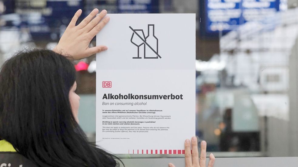Alkoholkonsumverbot - so nennt die Deutsche Bahn die neue Regel, die ab Donnerstag an 5.700 Bahnhöfen deutschlandweit gilt. (Archivbild) Foto: Sebastian Willnow/ dpa/dpa