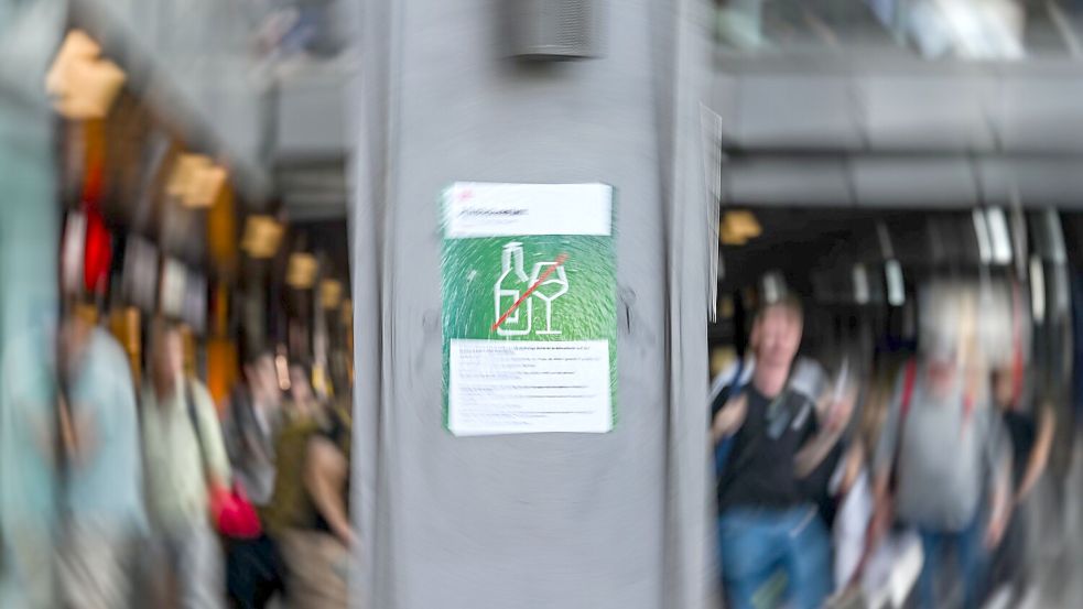 Hinweisschilder wie diese hängen ab Donnerstag in Bahnhöfen im ganzen Land. (Archivbild) Foto: Britta Pedersen/dpa