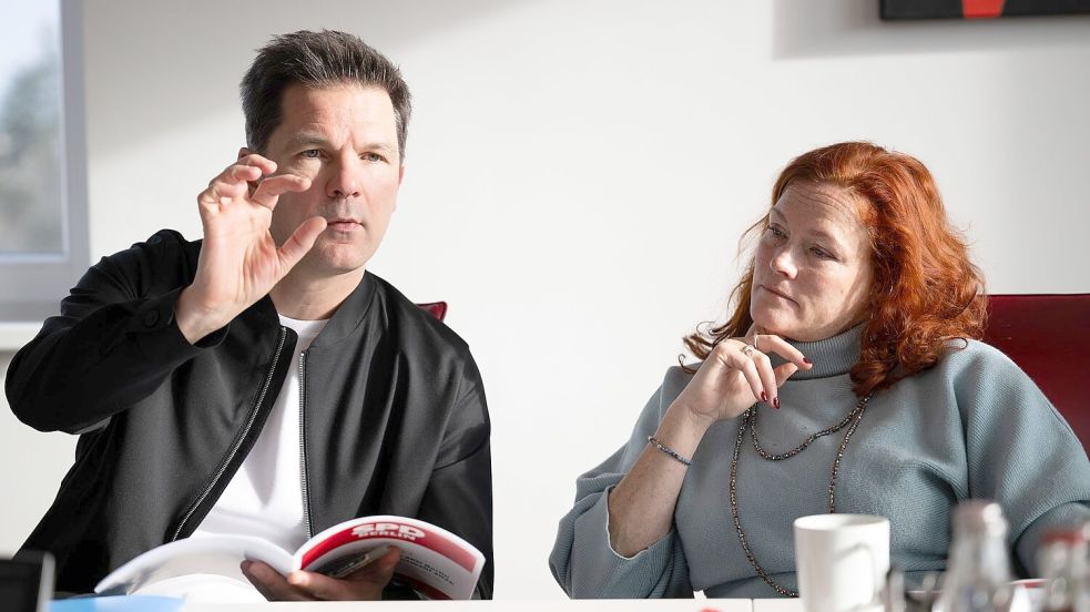 Die Berliner SPD-Chefs Steffen Krach und Bettina König sehen nach dem vorläufigen Stopp der Sondierungen noch offene Fragen bei den Linken. (Archivbild) Foto: Sebastian Gollnow/dpa