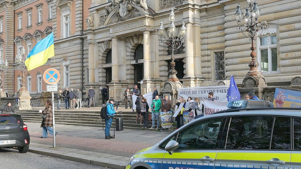 Vor dem Gerichtsgebäude solidarisierten sich Unterstützer mit dem Angeklagten. Foto: Markus Scholz/dpa
