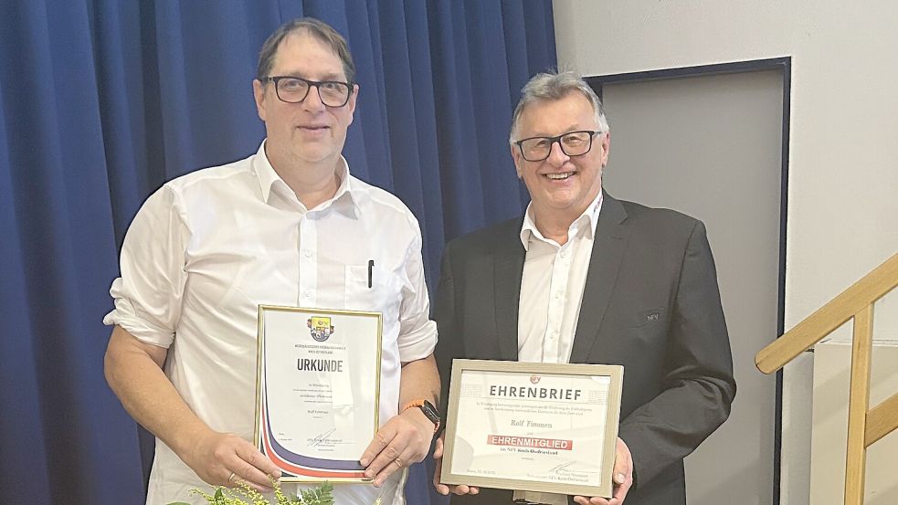 Der wiedergewählte Vorsitzende des Fußballreises Ostfriesland, Winfried Neumann (rechts), ehrte auf dem Kreistag in Ihlow Rolf Fimmen, der aus dem Vorstand ausschied und zum Ehrenmitglied ernannt wurde. Foto: Stefan Rammelmann