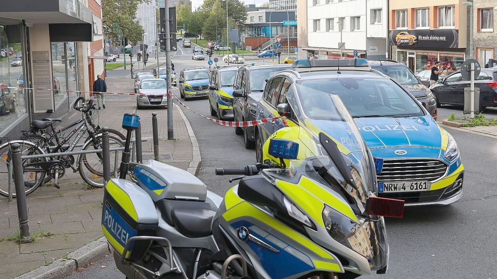 Die Beamten mahnten die Bevölkerung zur Vorsicht: Die Täter könnten bewaffnet sein. Foto: Matthias Rosenkranz/dpa