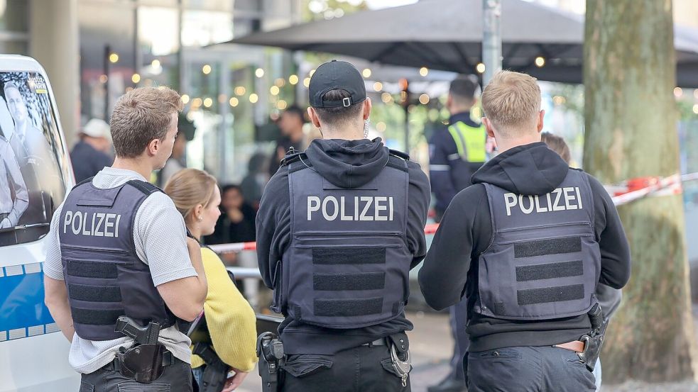 Mitten in der belebten Essener Innenstadt haben maskierte Männer einen Häftling befreit, der in eine Arztpraxis gebracht werden sollte. Foto: Matthias Rosenkranz/dpa