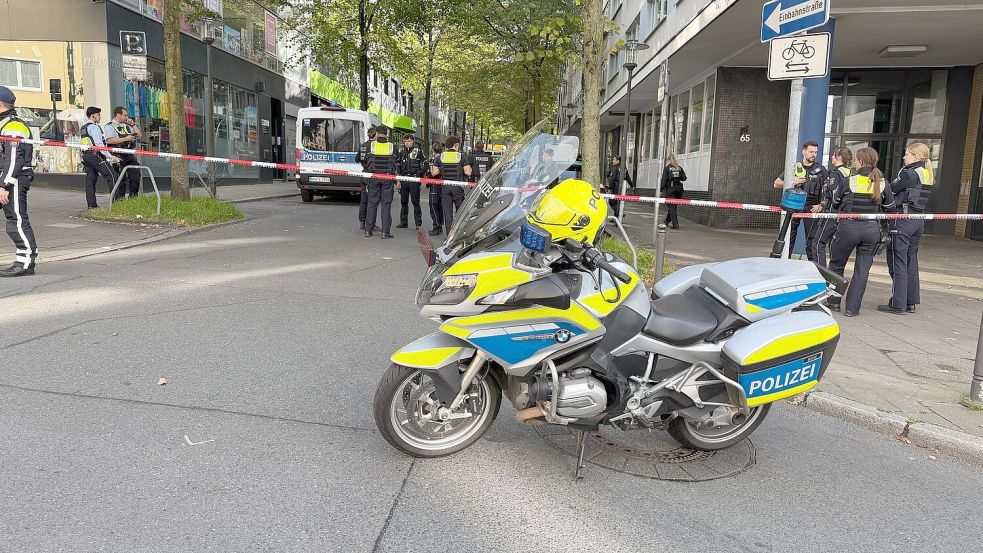 Die Polizei war rund um den Tatort im Großeinsatz. Foto: Justin Brosch/dpa