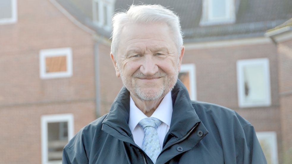 Stefan Kleinert vor dem Gebäude der früheren Grundschule Moordorf, in der er im Obergeschoss mehrere Jahre lang gewohnt hat. Foto: Aiko Recke