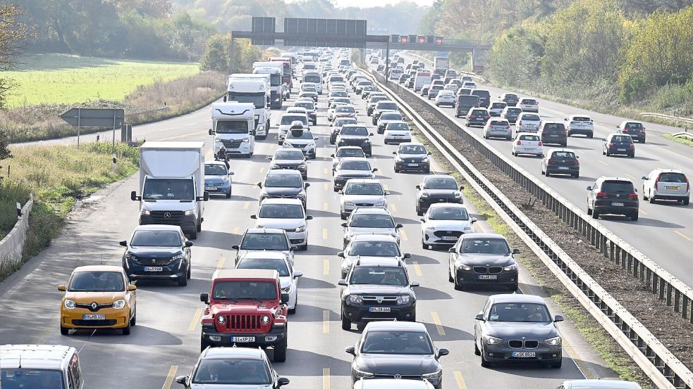 Herbstferien in elf Bundesländern: Am Freitag und Samstag erwartet der ADAC die größte Staugefahr. (Archivbild) Foto: Roberto Pfeil/dpa