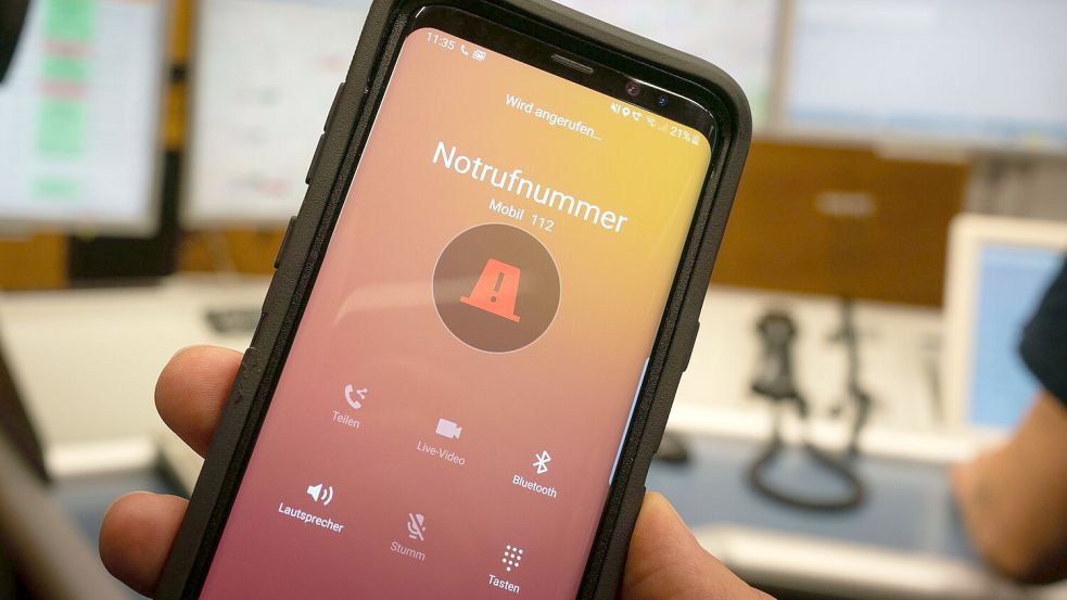Wer die 112 wählt, kann von der Leitstelle Schritt für Schritt angeleitet werden. (Symbolbild) Foto: Frank Rumpenhorst/dpa