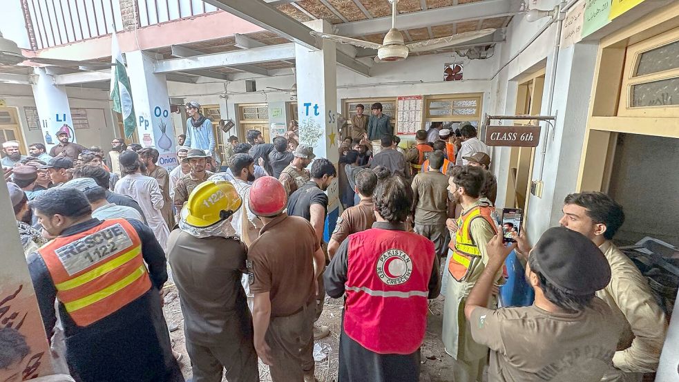 Viele Rettungskräfte und Freiwillige sind im Einsatz. Foto: Maaz Awan/AP/dpa