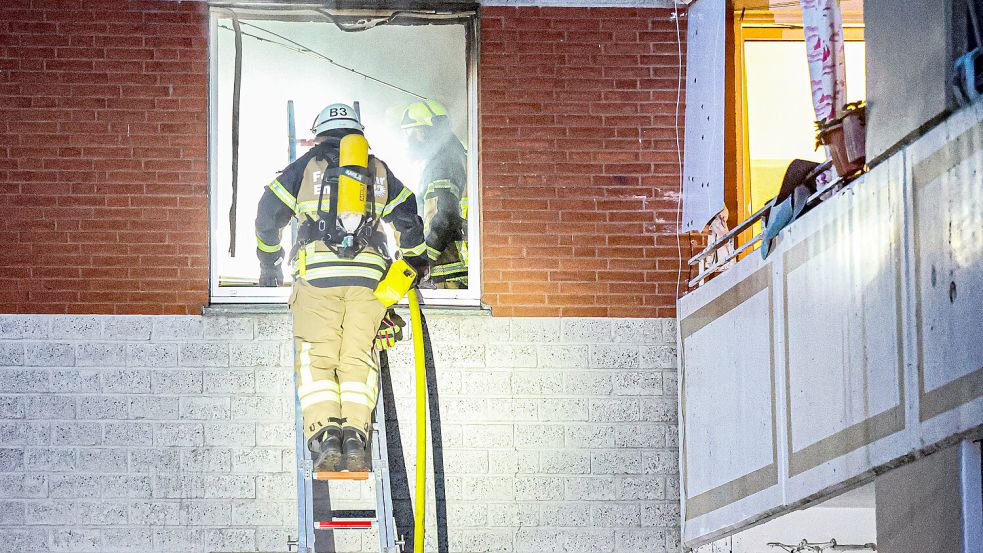 In einem Mehrfamilienhaus in der Wilhelm-Leuschner-Straße kam es zu einem Zimmerbrand. Mehrere Menschen wurden verletzt. Die Feuerwehr nutzte eine Leiter, um zu der Wohnung zu gelangen. Foto: Jens Doden