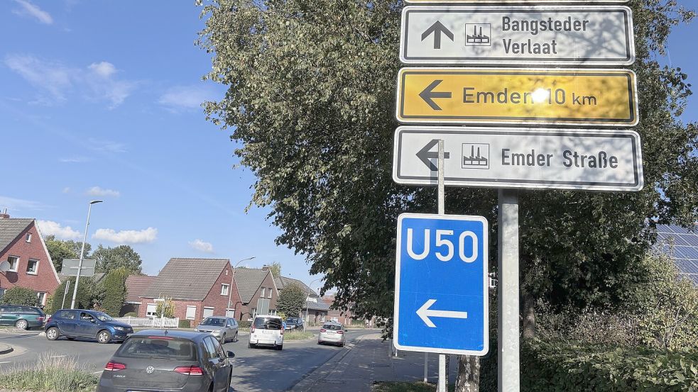Blick auf die Einmündung Friesenstraße/Emder Straße in Riepe: Auch außerhalb der Stoßzeiten fahren hier täglich viele Fahrzeuge. Foto: Christin Wetzel