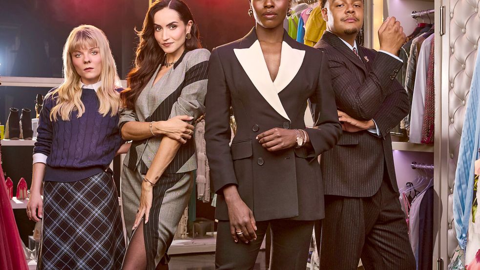 Der Hamburger Cast von "Der Teufel trägt Prada – Das Musical". Isabel Waltsgott als Andy Sachs (von links), Alexandra-Yoana Alexandrova als Emily, Florence Kasumba als Miranda Priestly und Elindo Avastia als Nigel. Foto: Matt Crockett / Stage Entertainment