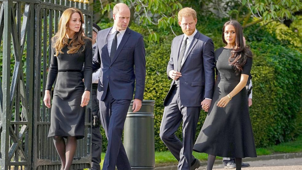 Ein Bild aus einer vergangenen Zeit: Kate, William, Harry und Meghan (l-r). (Archivbild) Foto: Martin Meissner/AP/dpa
