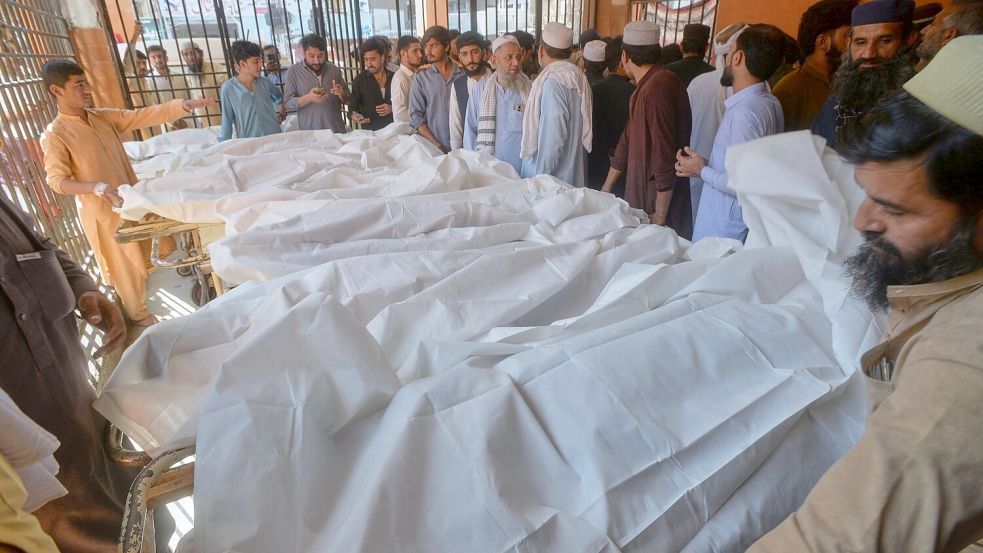 Viele Schüler sterben beim Einsturz eines Schuldaches in Pakistan.  Foto: Muhammad Zubair/AP/dpa