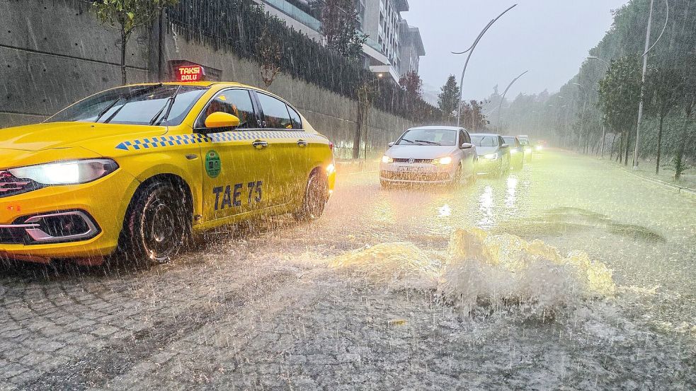 Das Wasser in den Straßen von Istanbul sprudelt aus der Kanalisation. (Archivbild) Foto: Omer Hamza Yildiz/Dia Photo/AP/dpa